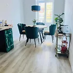 Daire Filmap-apartments-zentrale Lage-boxspringbett-beamer-popcorn-gratis Parkplatz