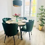 Filmap-apartments-zentrale Lage-boxspringbett-beamer-popcorn-gratis Parkplatz Daire