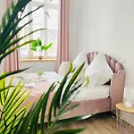 Filmap-apartments-zentrale Lage-boxspringbett-beamer-popcorn-gratis Parkplatz Görlitz