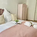 Filmap-apartments-zentrale Lage-boxspringbett-beamer-popcorn-gratis Parkplatz Görlitz