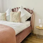 Filmap-apartments-zentrale Lage-boxspringbett-beamer-popcorn-gratis Parkplatz Görlitz
