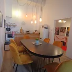 Filmap-apartments-zentrale Lage-boxspringbett-beamer-popcorn-gratis Parkplatz Daire