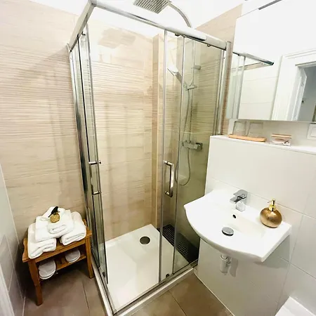 Filmap-apartments-zentrale Lage-boxspringbett-beamer-popcorn-gratis Parkplatz