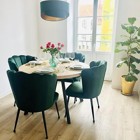 Filmap-apartments-zentrale Lage-boxspringbett-beamer-popcorn-gratis Parkplatz Apartman