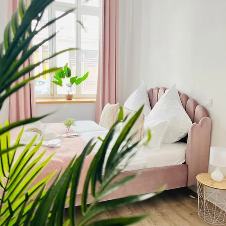 Filmap-apartments-zentrale Lage-boxspringbett-beamer-popcorn-gratis Parkplatz Görlitz