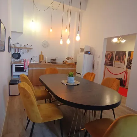Filmap-apartments-zentrale Lage-boxspringbett-beamer-popcorn-gratis Parkplatz Apartman