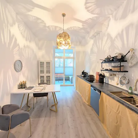 Filmap-apartments-zentrale Lage-boxspringbett-beamer-popcorn-gratis Parkplatz شقة