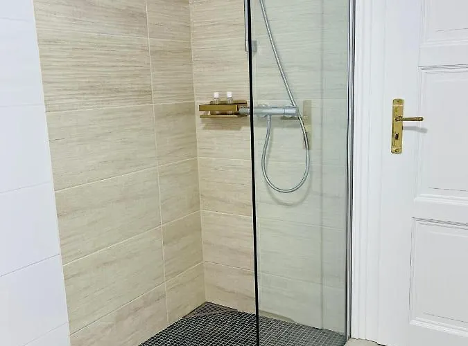 Filmap-apartments-zentrale Lage-boxspringbett-beamer-popcorn-gratis Parkplatz Appartement Görlitz