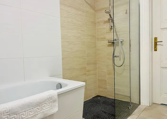 Filmap-apartments-zentrale Lage-boxspringbett-beamer-popcorn-gratis Parkplatz Appartement