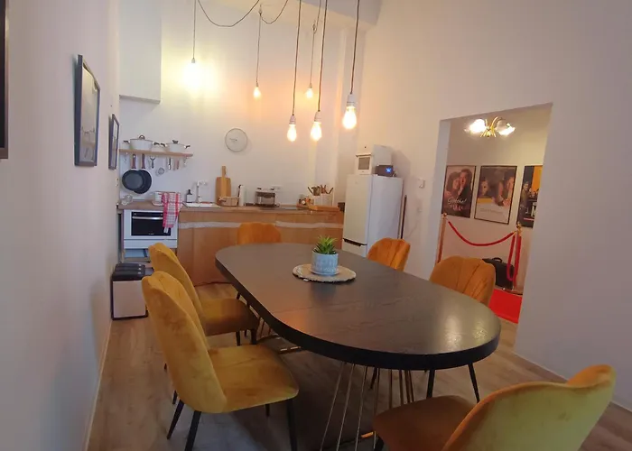 Filmap-apartments-zentrale Lage-boxspringbett-beamer-popcorn-gratis Parkplatz Appartement